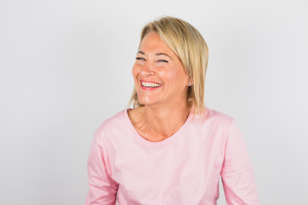 mujer sonriendo