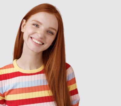 mujer sonriendo
